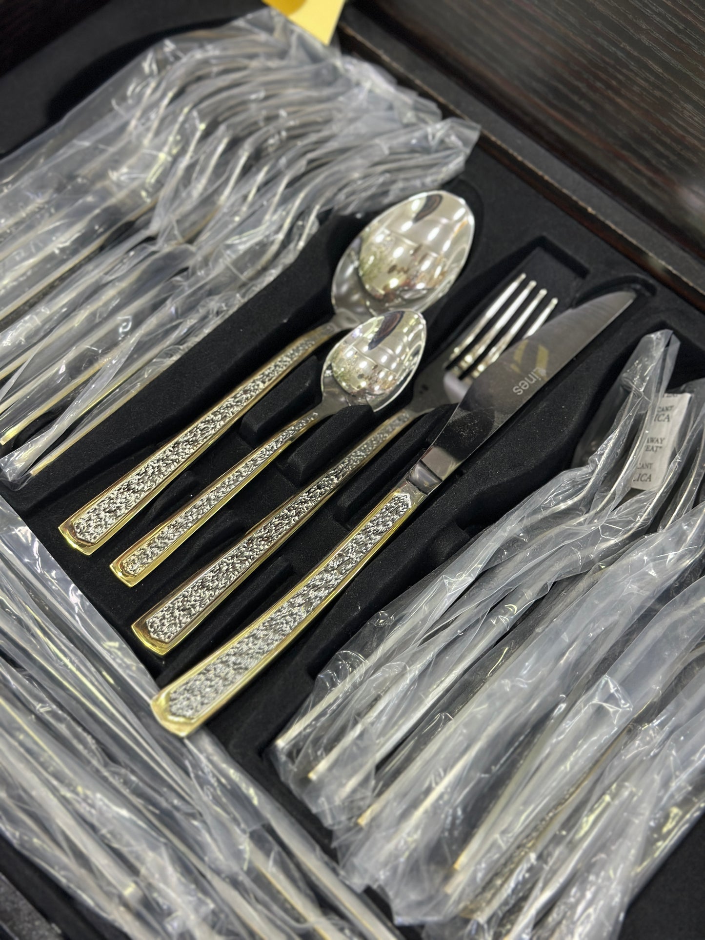Coffret Ménagère 72 pièces Lines en Acier Inoxydable