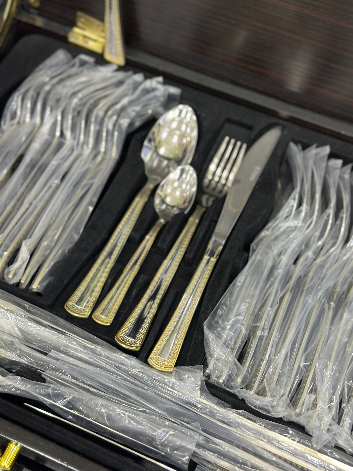 Coffret Ménagère 72 pièces Lines en Acier Inoxydable