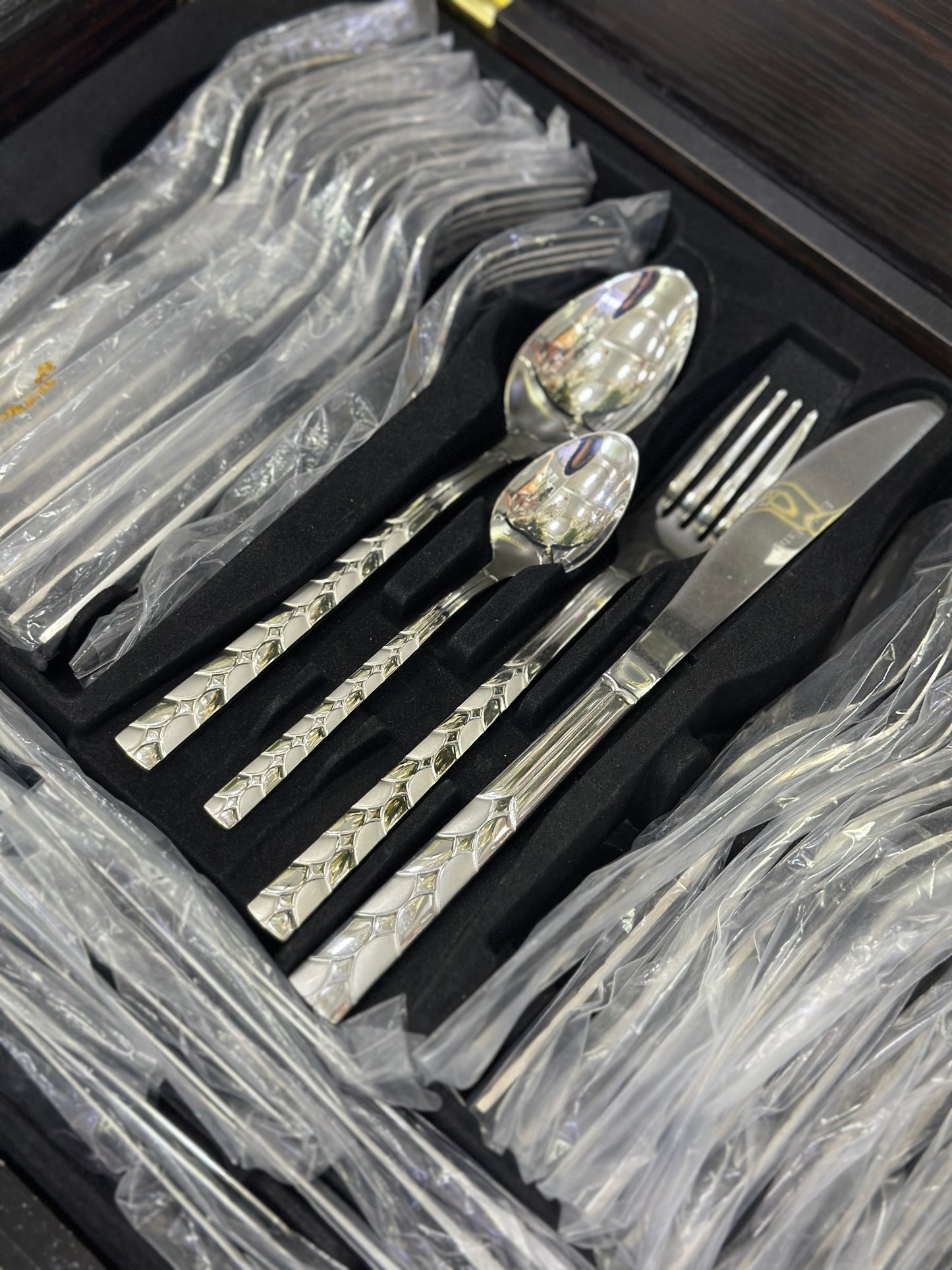 Coffret Ménagère 72 pièces Lines en Acier Inoxydable